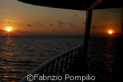 doppio tramonto. 
tramonto ad ari. olympus  sp 350 by Fabrizio Pompilio 